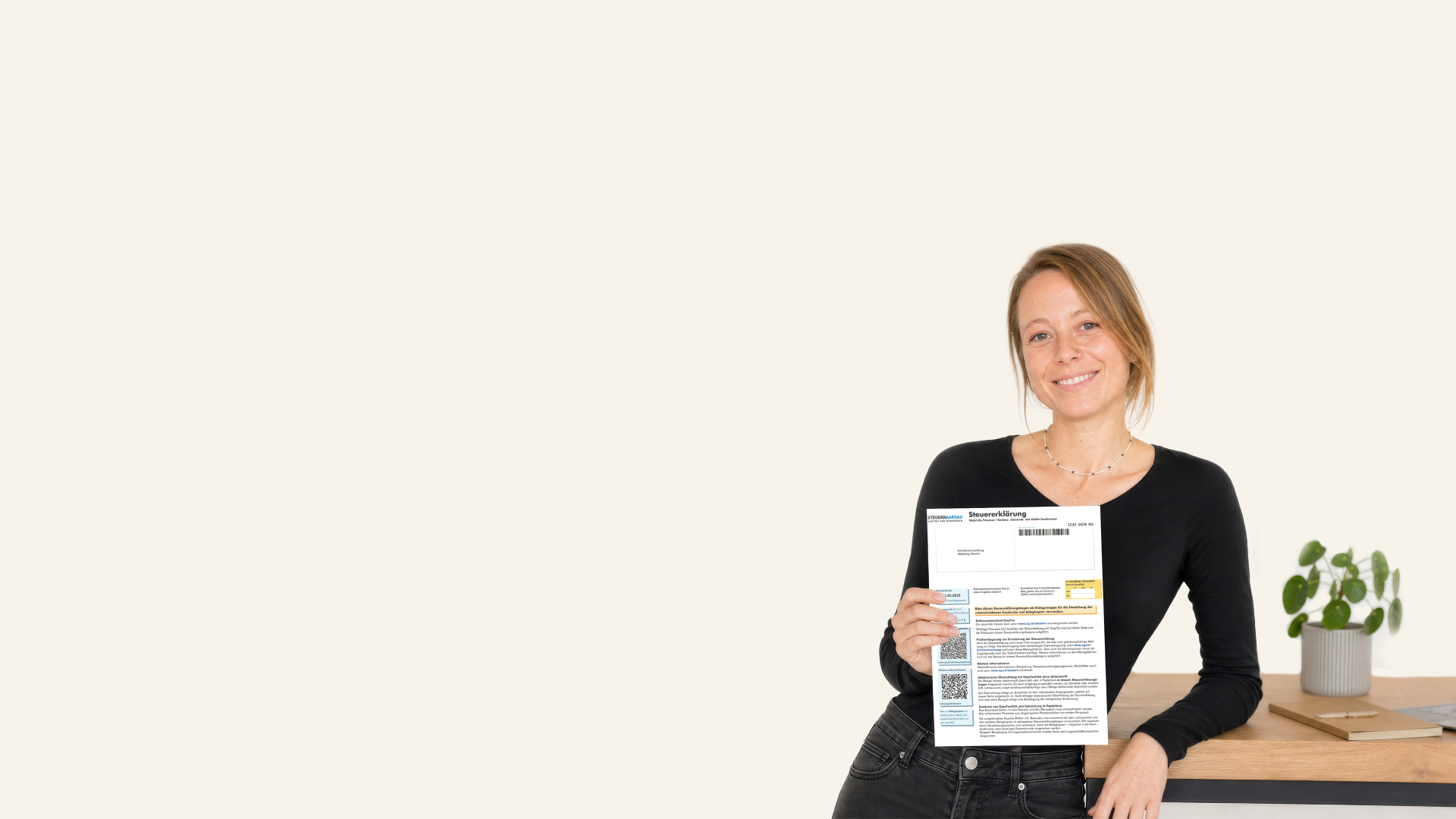 Michelle Siegrist mit Steuererklärung
